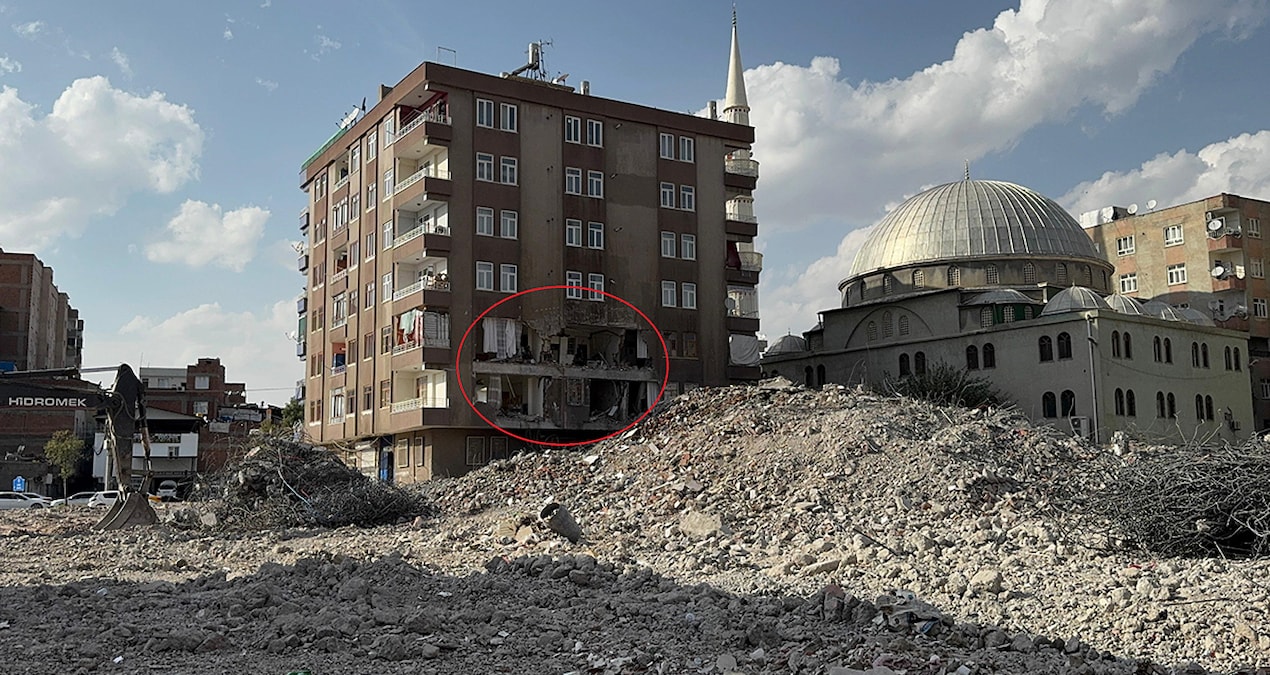 Ağır hasarlı bina, yıkım esnasında yanındaki binanın üzerine düştü