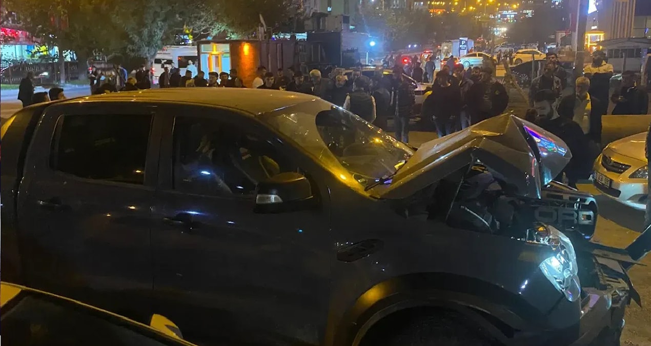 Çarptığı arabada 6 kişiyi yaralandı, kaçmaya çalışırken 5 araca daha çarptı