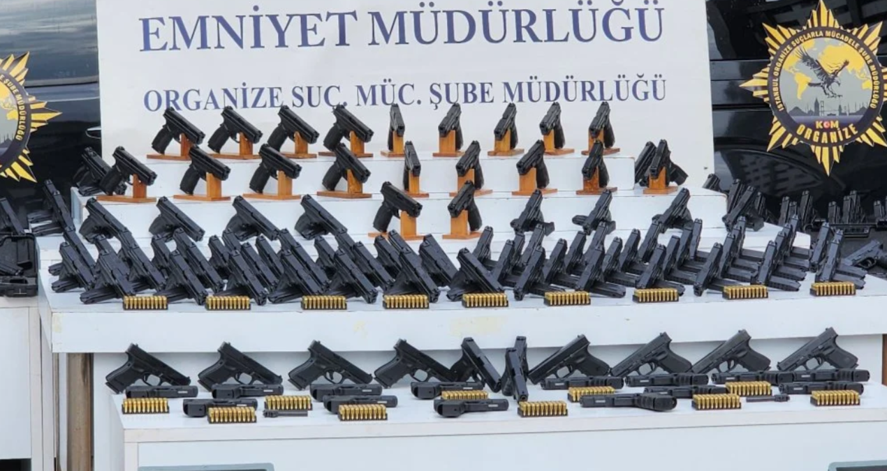 Lüks rezidansta yüzlerce tabanca, binlerce mermi bulundu