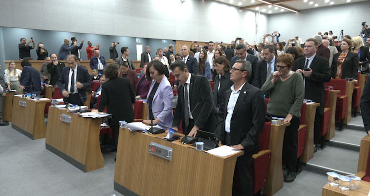 Ölen bayanları suçlayan eski AKP’li Meclis üyesine protesto: Toplantıyı terk etmek zorunda kaldı