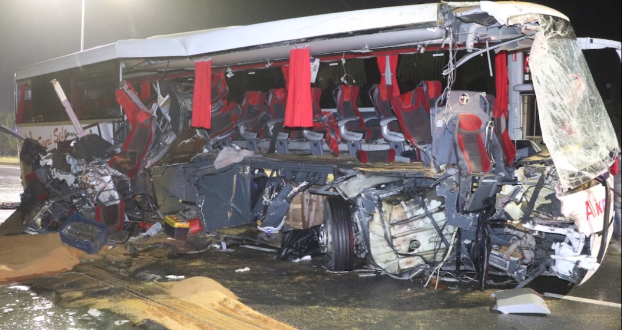 Denizli’de yolcu otobüsü TIR’a çarptı: Can Kaybı ve yaralılar var