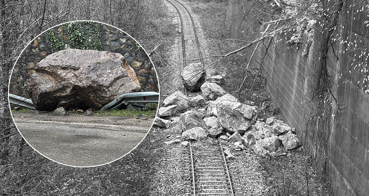Dev kayalar tren yoluna düştü! İki il arasında ulaşım durdu