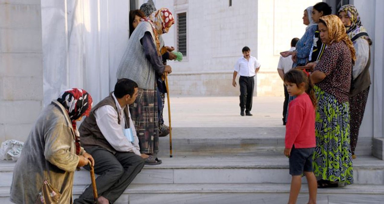 Kriz vatandaşı dilenci yaptı