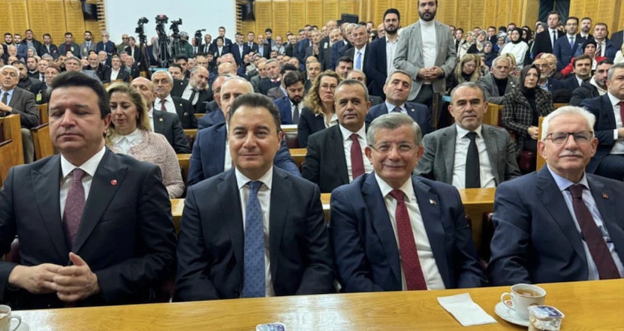 Kurulalı 24 saat olmadı: İlk ayrılık geldi