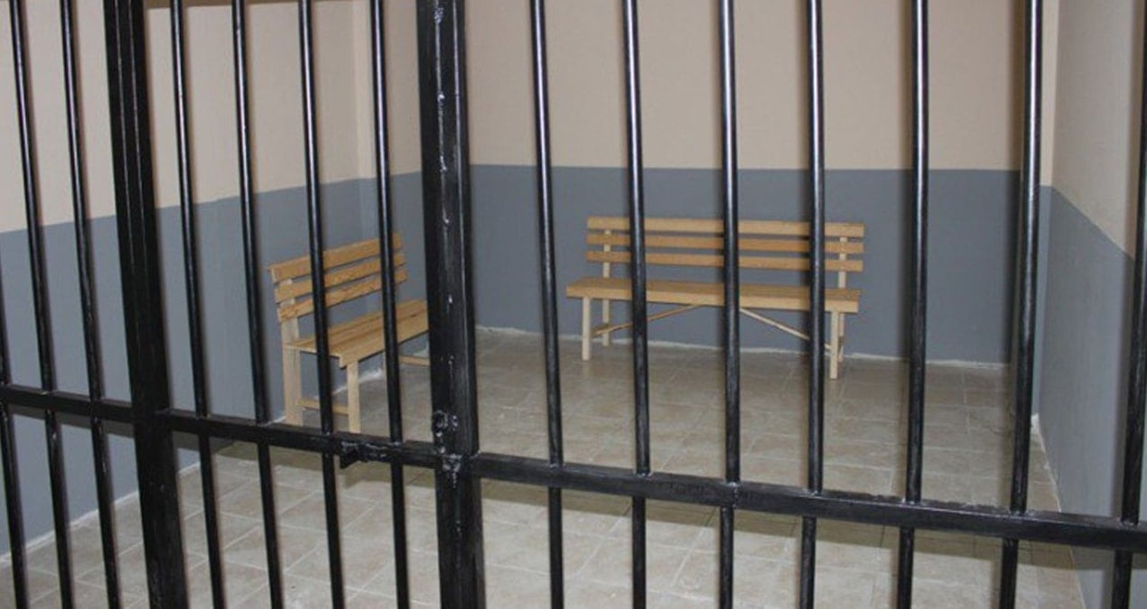 Sarhoş polis gözaltındakileri serbest bıraktı