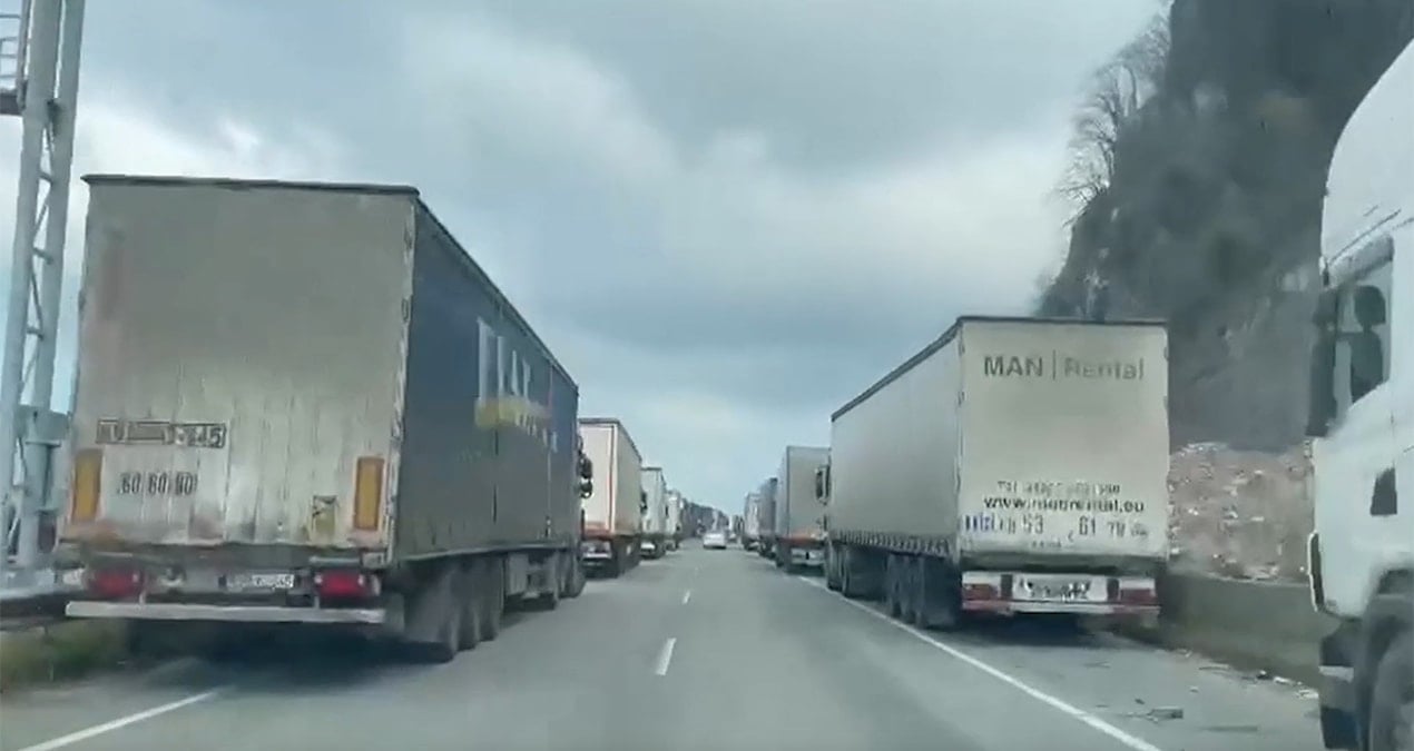 Sarp Sınır Kapısı’ndaki TIR kuyrukları isyan ettirdi