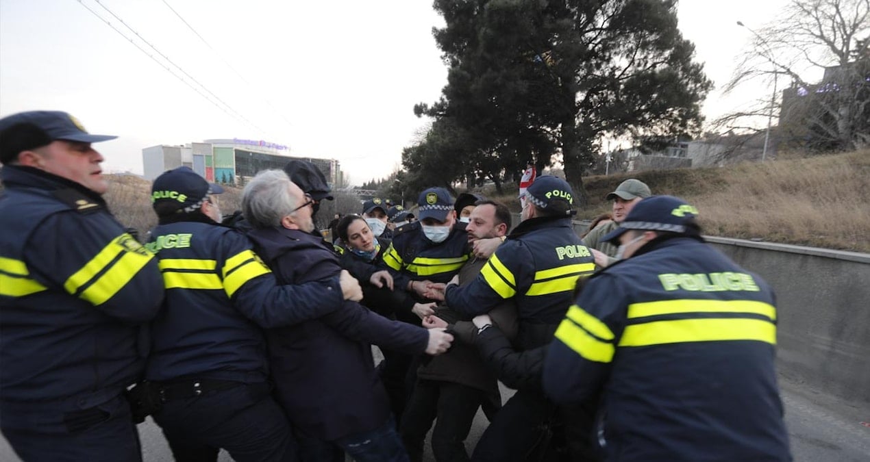 Bulgaristan Euro’ya direniyor! Polis ve göstericiler arasında çatışma