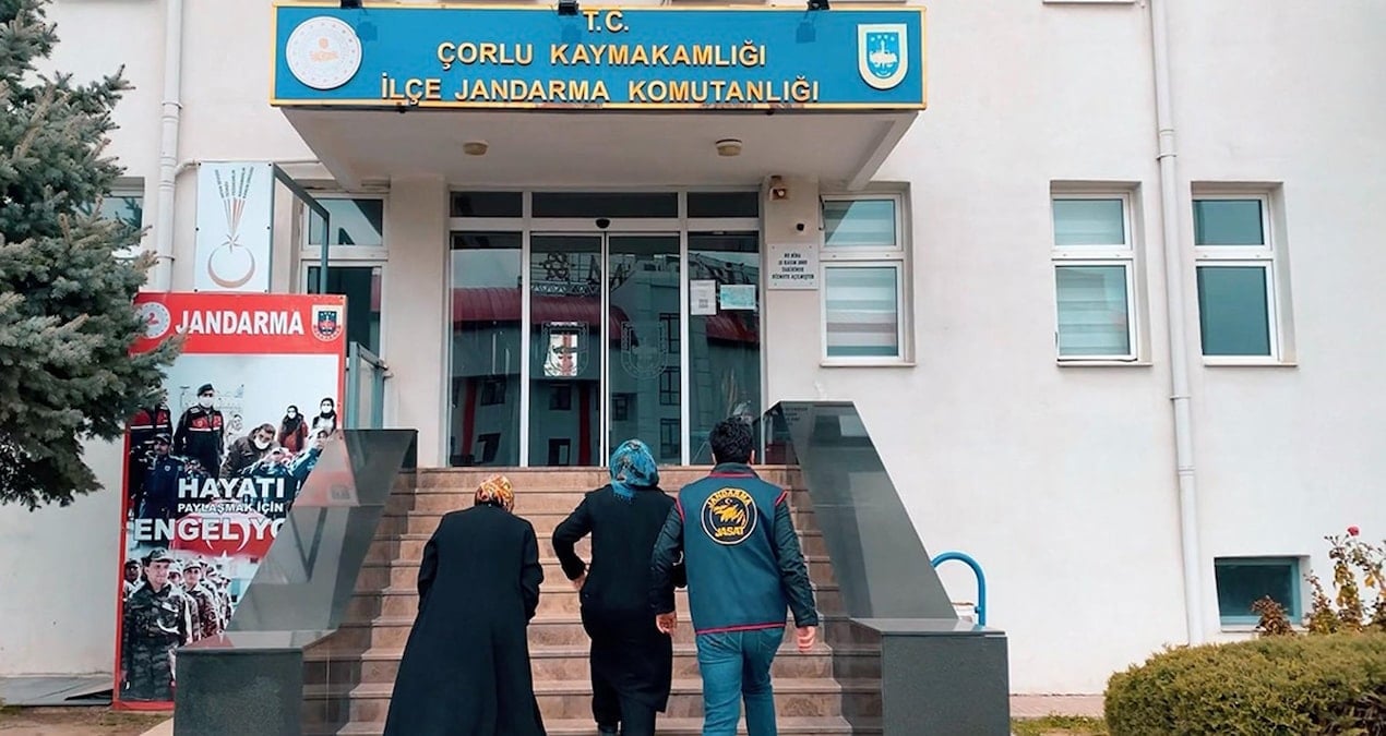 ‘Aile meclisi’ kararıyla 2 günlük bebeği boğup, üstüne beton dökmüşler! 5 yıllık firari anne ve anneanne yakalandı…