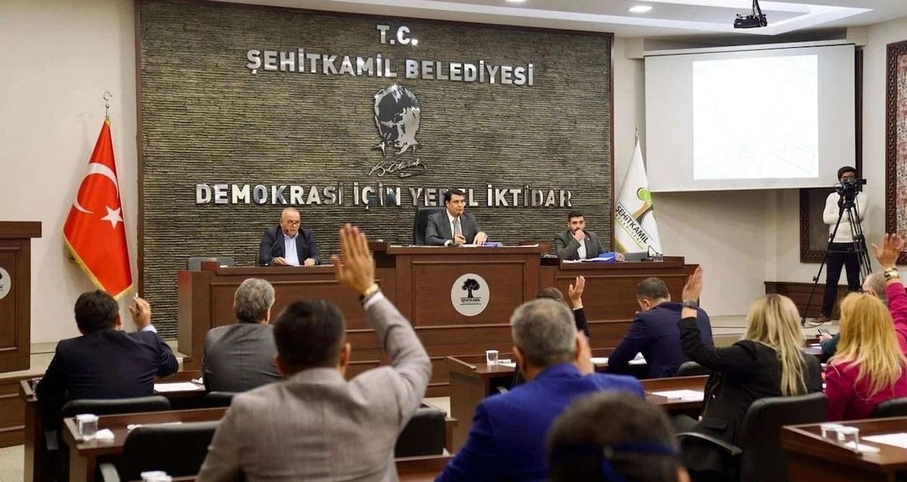 AKP’li meclis üyesinden CHP’li üyeye nahoş sözler: “Kim palavra söylüyorsa çocuğu ölsün, gebersin”