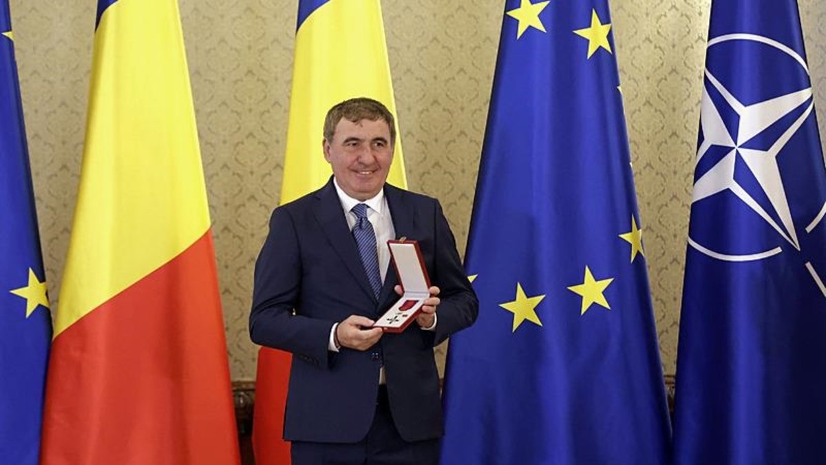 Galatasaray’ın efsane futbolcusu Gheorghe Hagi’ye ülkesinde devlet nişanı verildi