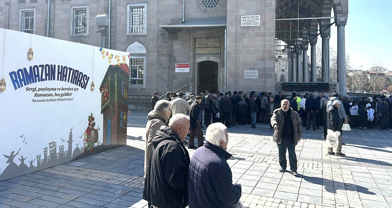 Kayseri’de metrelerce bedelsiz ekmek kuyruğu!