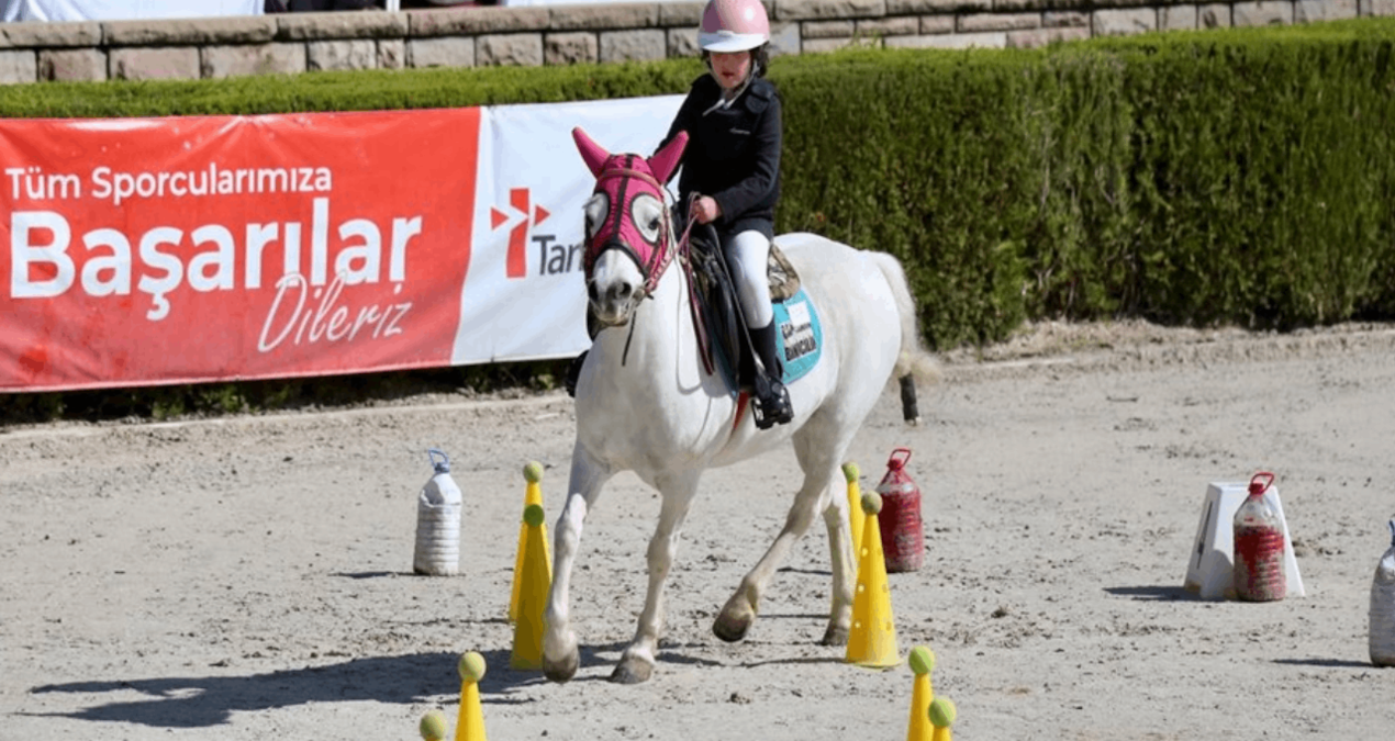 Olimpiyatları izlerken gördüğü pony biniciliğinde Türkiye şampiyonu oldu