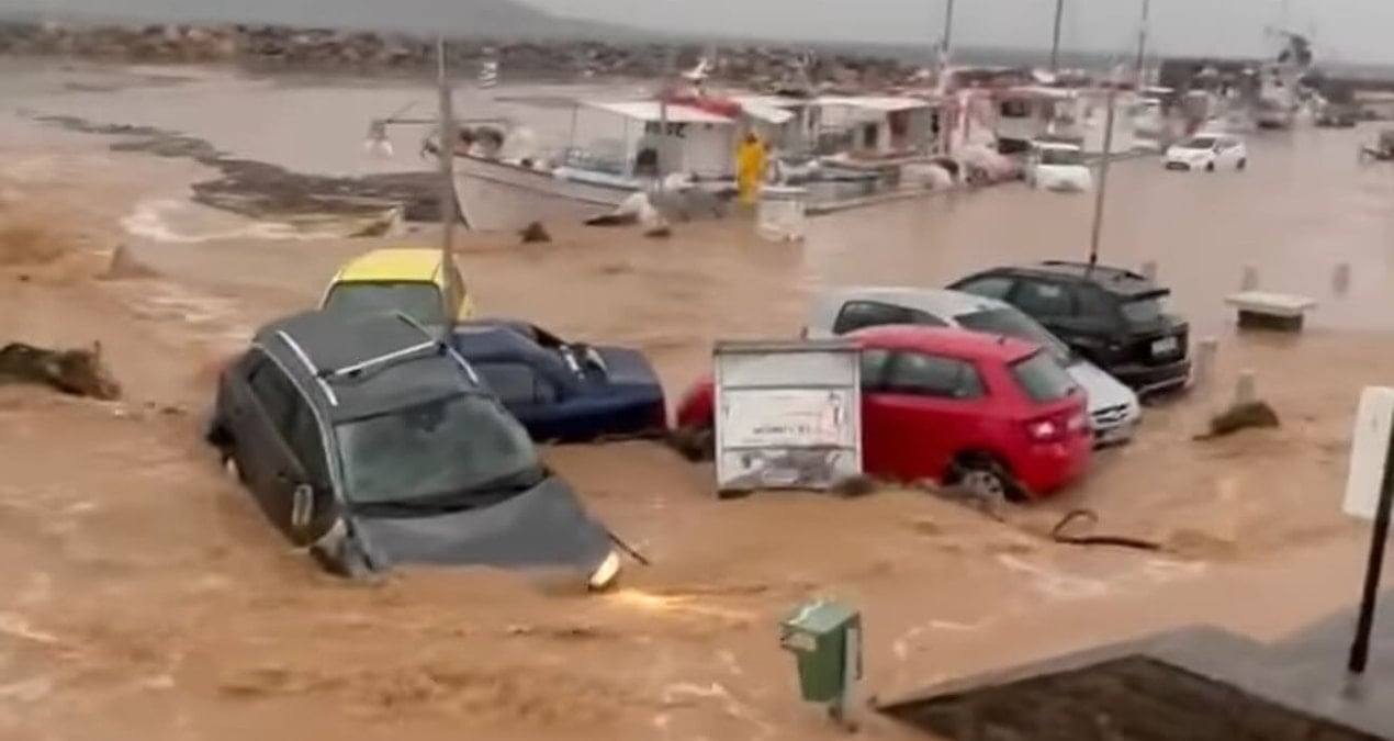 Ege’de adaları sel vurdu, onlarca ev ve araç sular altında kaldı