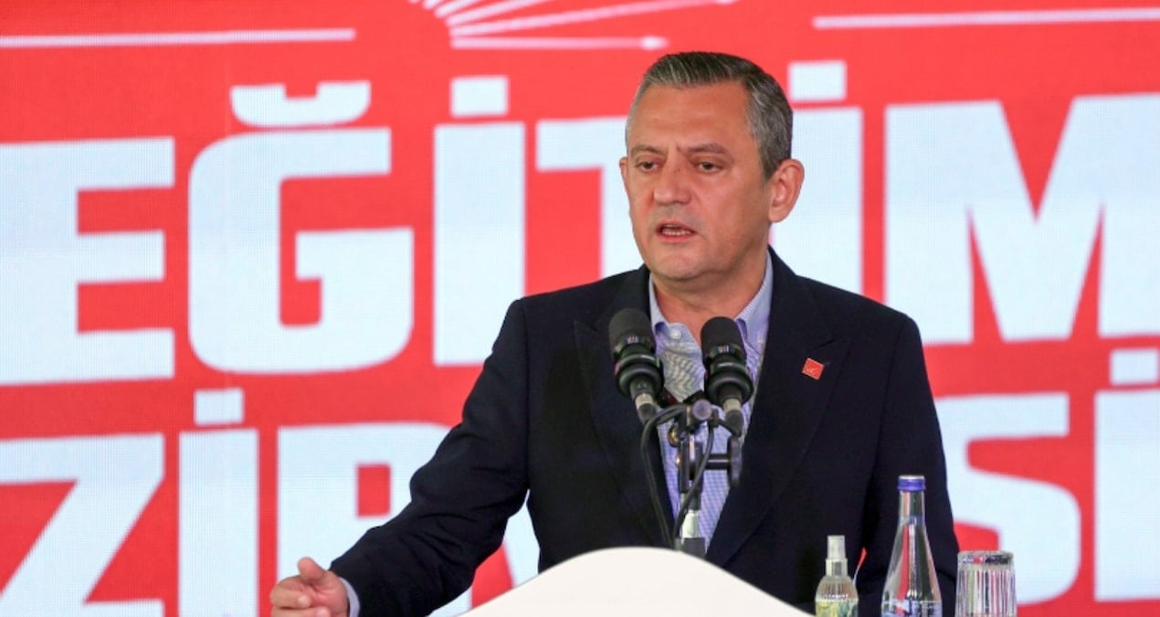 Kabine düğmeye basılmış benzeri peş peşe tweet attı