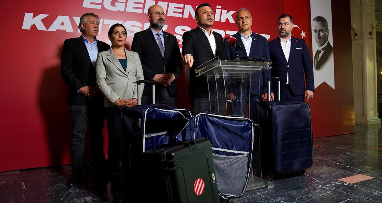Özgür Çelik o bavulları tek tek açtı! Yandaş medya para dolu demişti