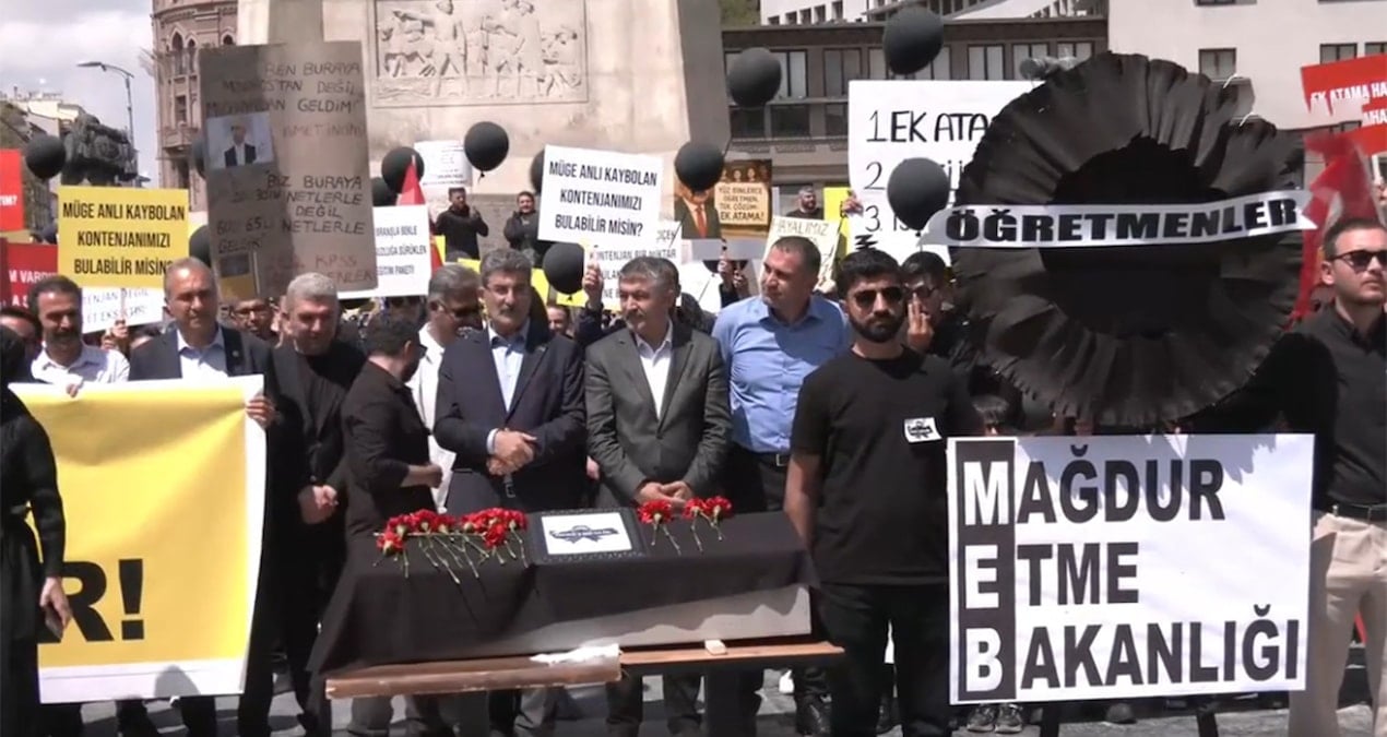 Ek atama isteyen öğretmenler Bakan Tekin’i ‘tabutla’ protesto etti