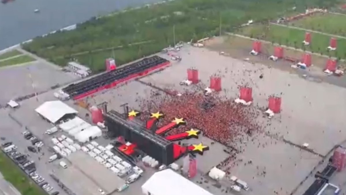 Galatasaray taraftarı takımlarını Yenikapı’da bekliyor