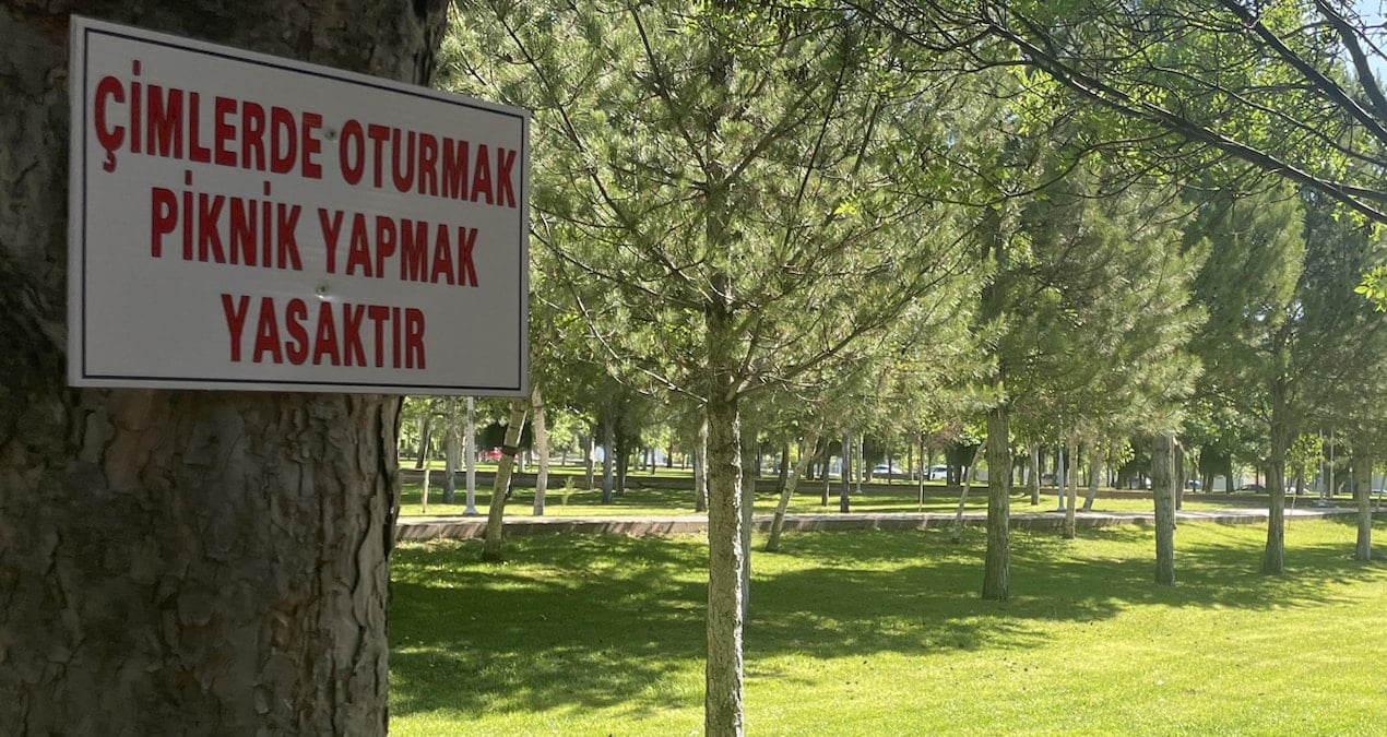 Öğrenciye nefes yok: “Çimlere oturmak yasaktır”