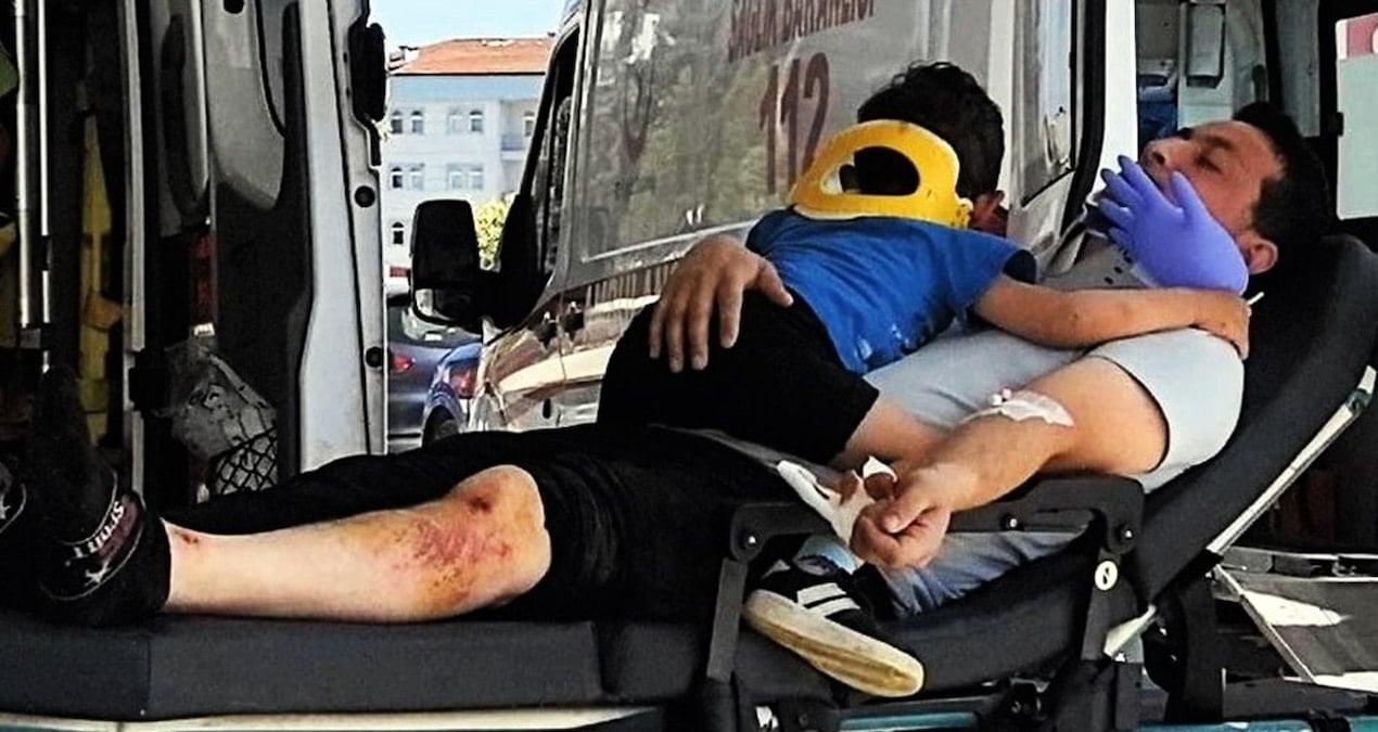 Sağlıkçılar yaralanan çocuğu eldiven balonla sakinleştirdi