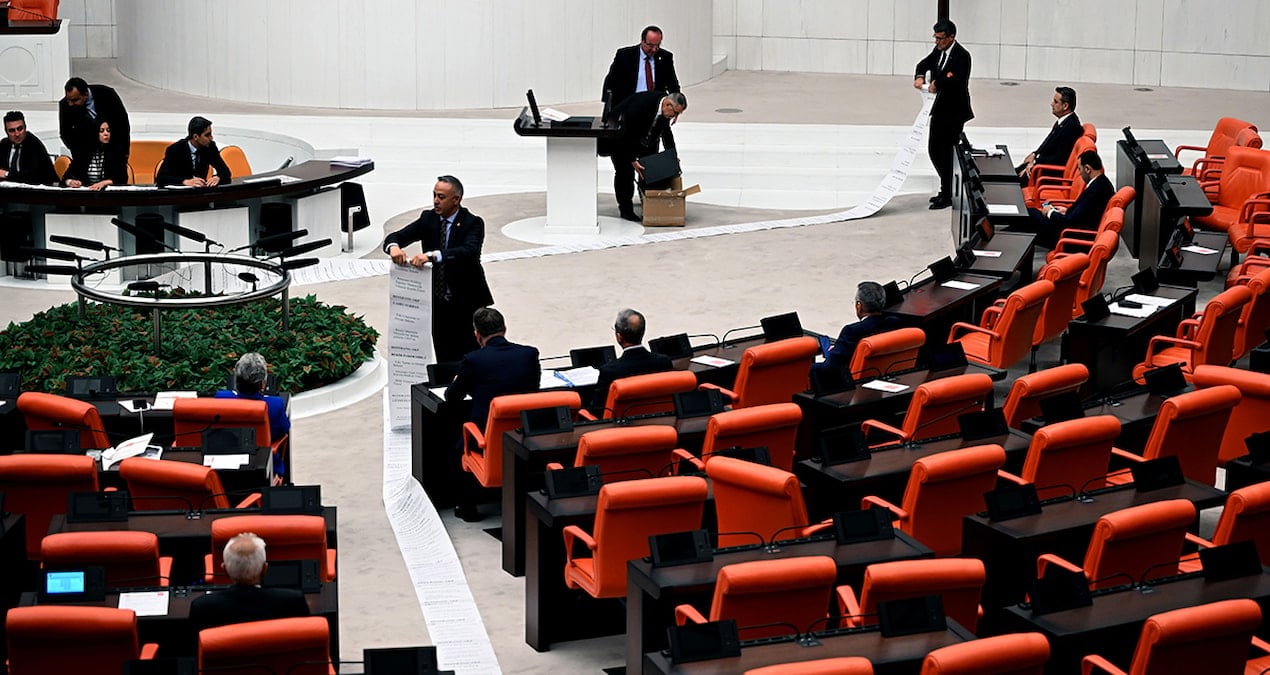 CHP’li vekil Meclis’te 54 metrelik listeyi gösterdi! İşte kamuda çoklu maaş alanlar