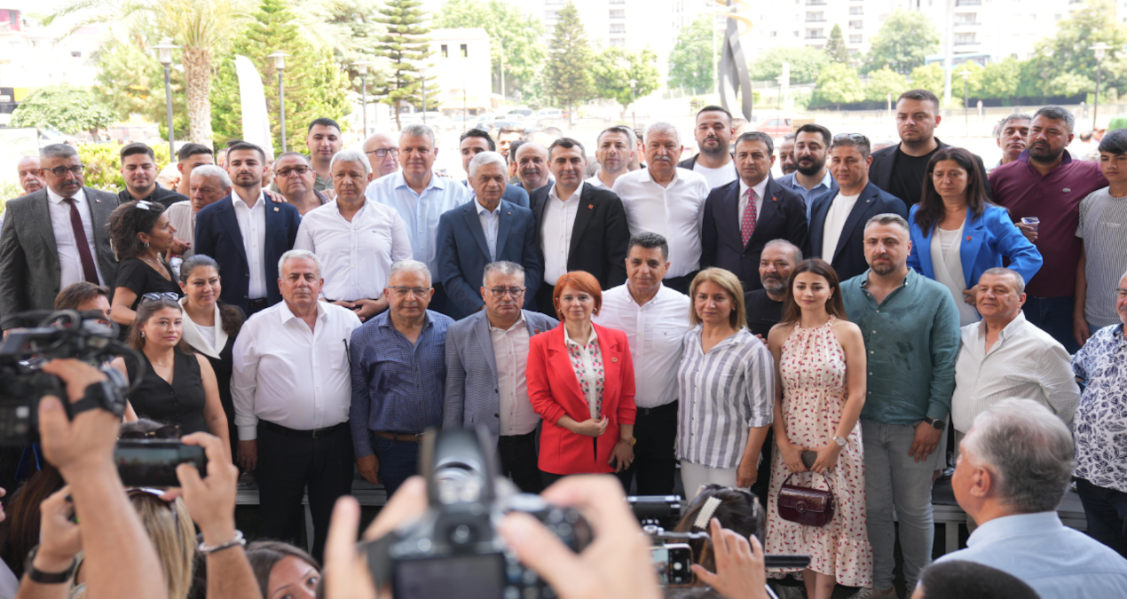 CHP’liler tutuklanan belediye başkanlarının belediyesinde bayramlaşma yaptılar