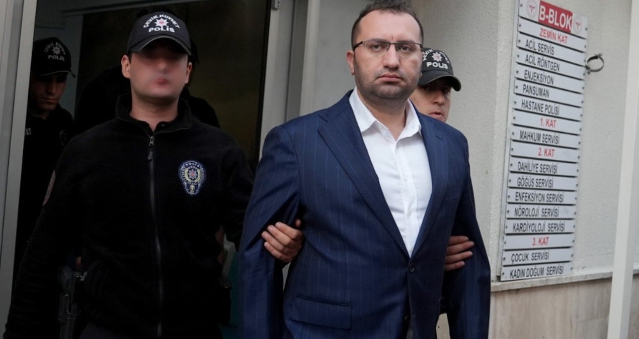 Halasının asansörsüz apartmanında yaşıyor!