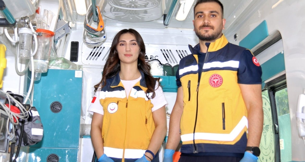 Hastaneye götürülürken ambulansta ikiz bebek dünyaya getirdi