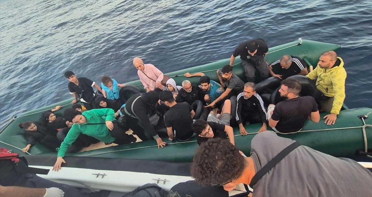 İzmir açıklarında 35 düzensiz göçmen kurtarıldı, 12’si yakalandı