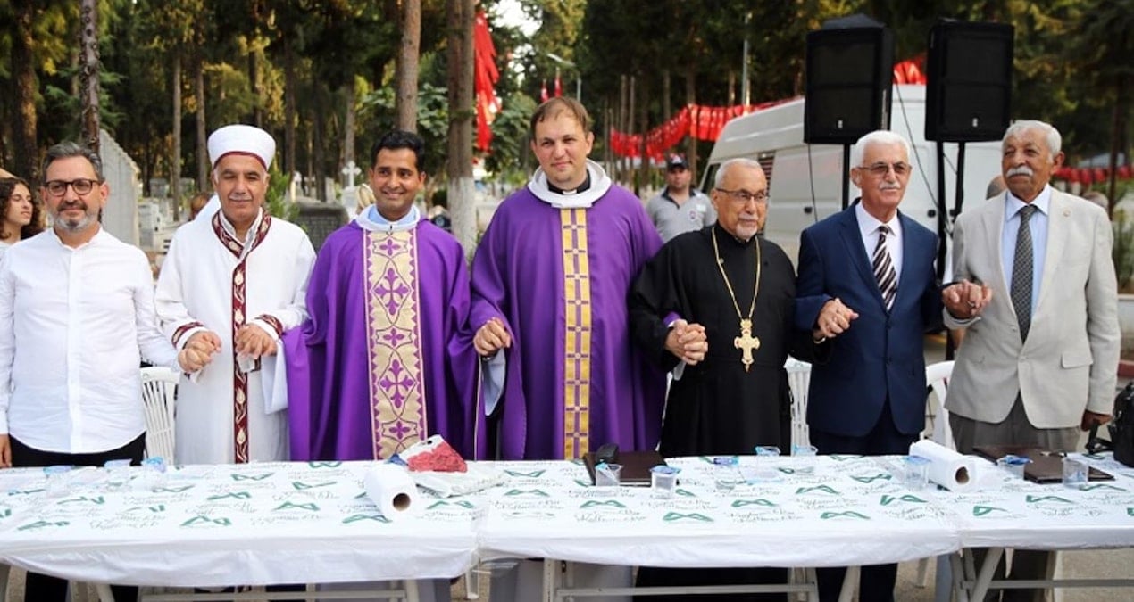 Müslüman ve Hristiyan din adamları birlikte dua etti