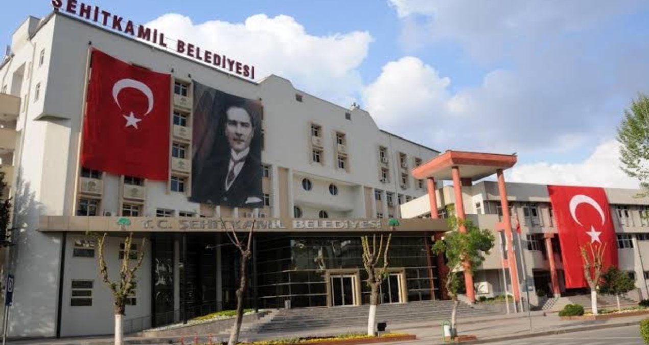 Belediyeye ait arsa üç kat ucuza kiralanmış!