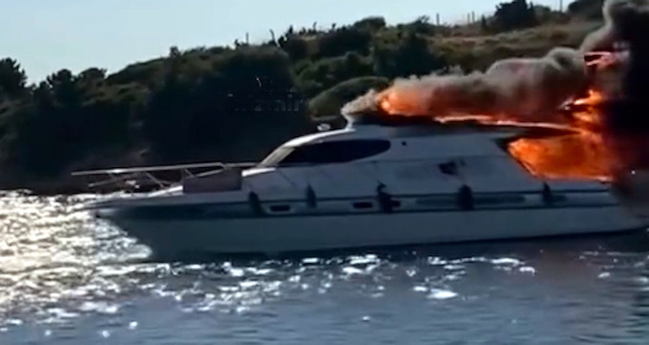 Lüks motor yat denizin ortasında alev alev yandı