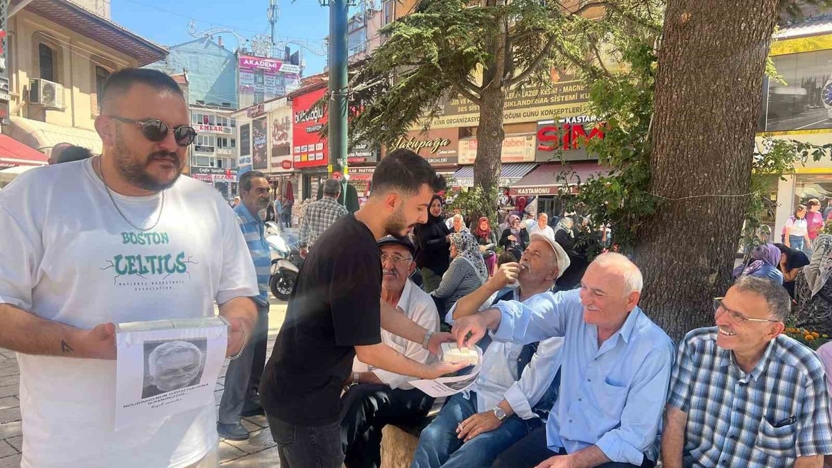 Fenerbahçeliler Mourinho’nun gidişini çekme helva dağıtarak kutladı