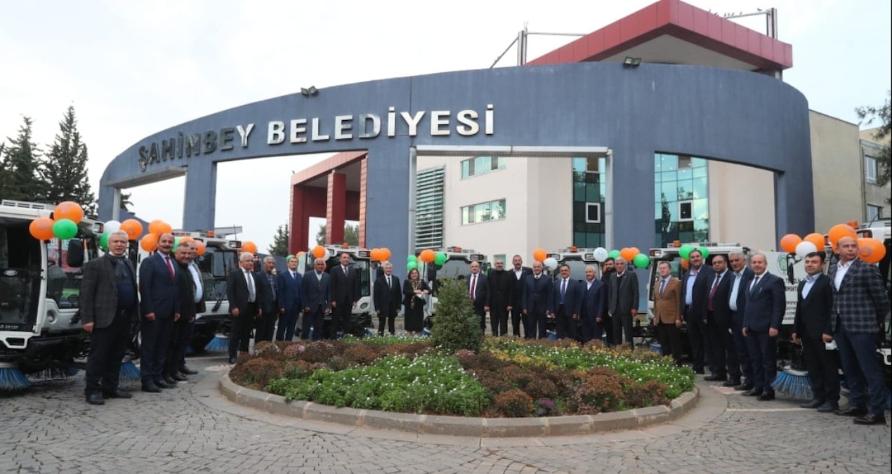 Halk geçim derdinde, belediye kahve makinesi