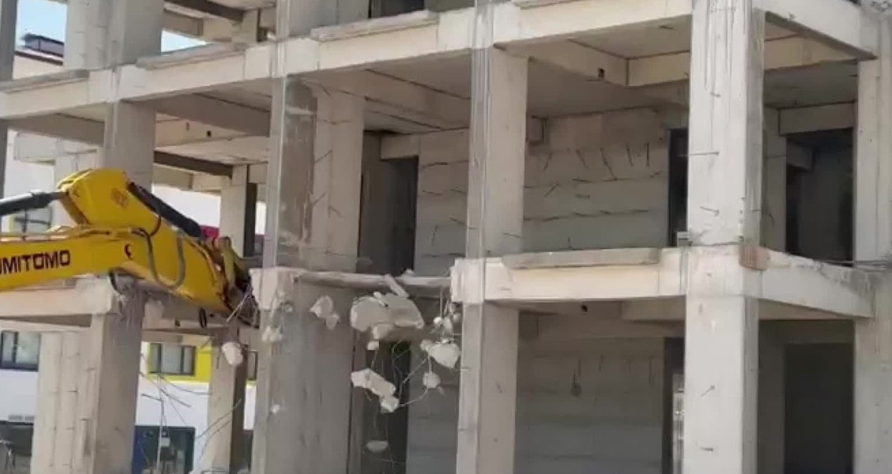 Müteahhit kendi inşaatını ihbar etti: Bina yıkıldı