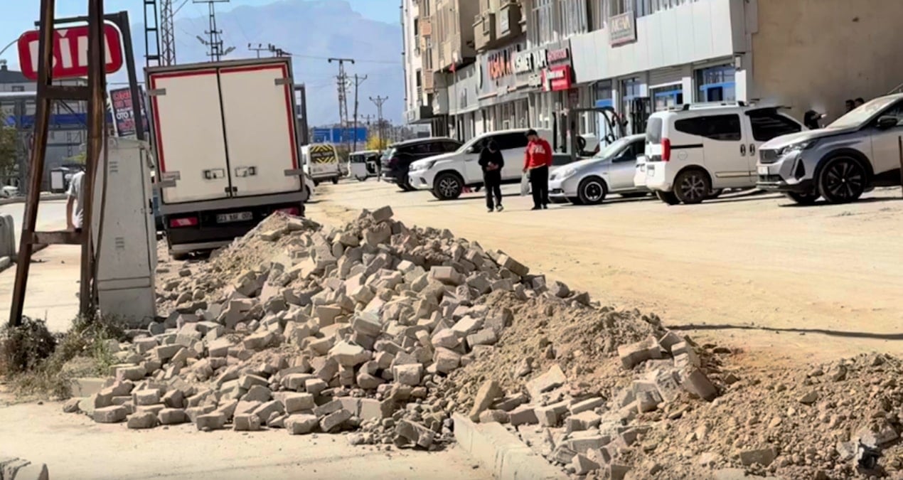 Bu ilçe sokakları 3 aydır enkaz halinde