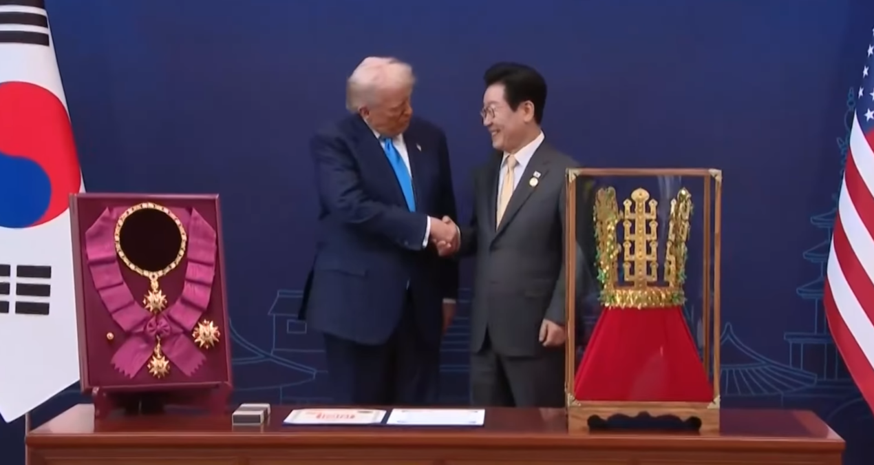 Güney Kore, Trump’a kralın tacını takdim etti