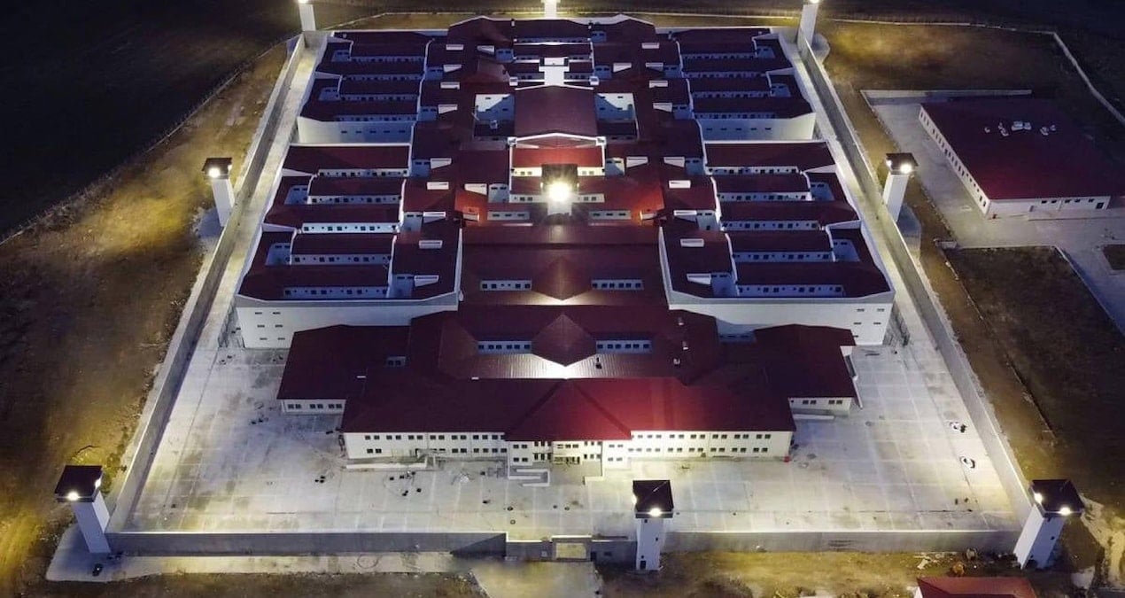 Kuyu tipi cezaevinde, aylardır iddianame bekliyorlar