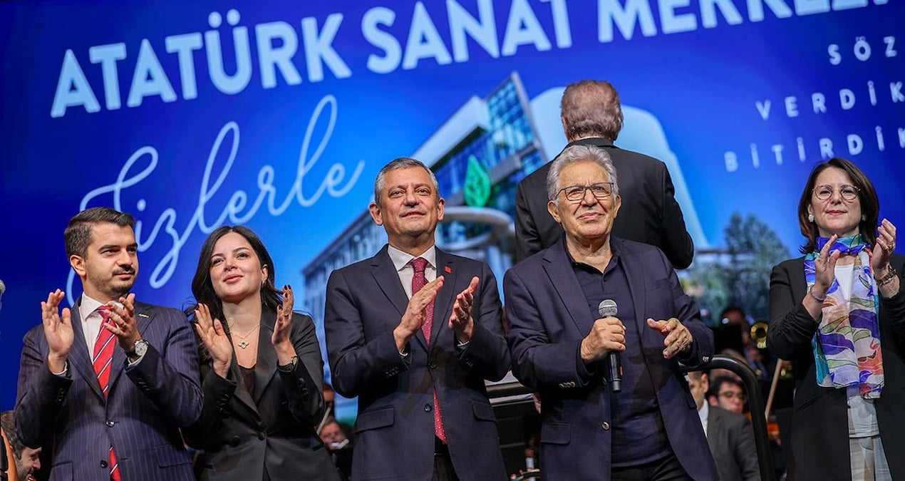Özgür Özel, Zülfü Livaneli Senfonik Eserleri konserini izledi