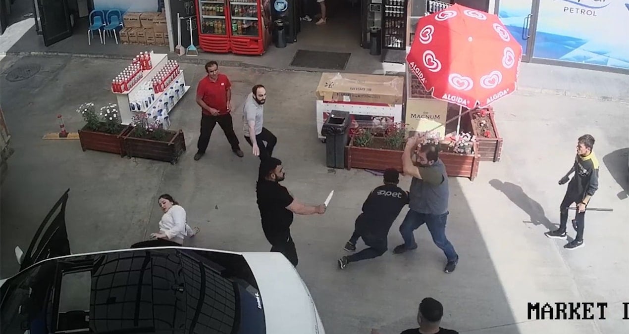 Polis ayırmakta güçlük çekti, silah kullandı! Ortalık savaş alanına döndü