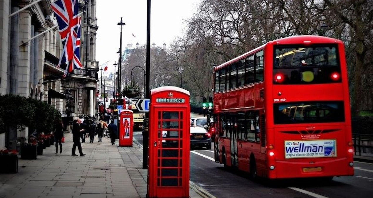 Türkler Londra’ya konsere gitti, dönerken valizi bunlarla doldurdu!