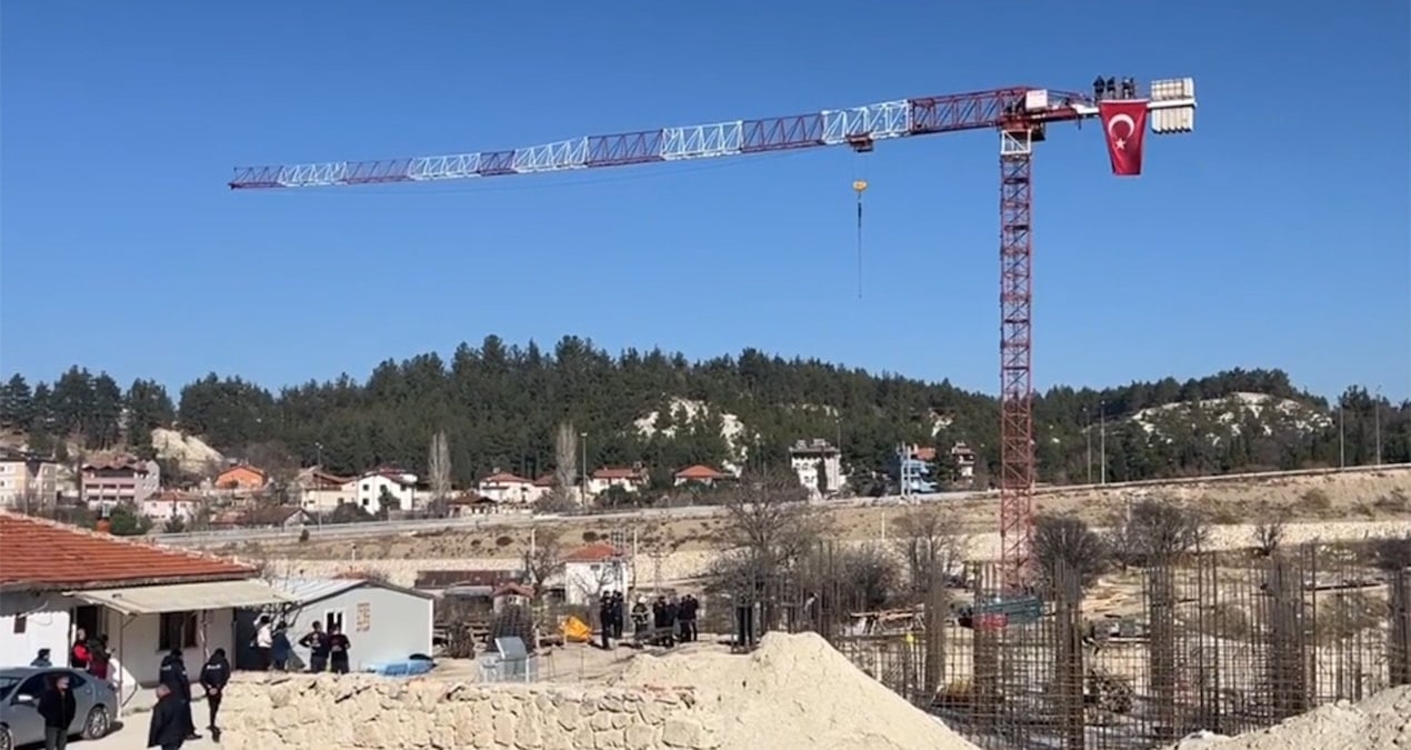 Maaş alamayan TOKİ işçileri vinç üzerinde eylem yaptı