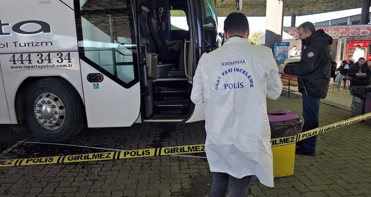Geri vites yerine ileri vitese aldı, şoförü öldürdü!