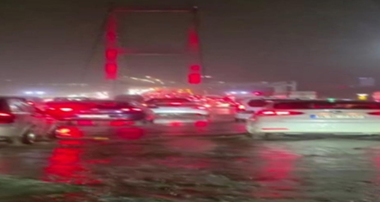 İstanbul’u sağanak vurdu: Ev ve iş yerlerini su bastı, sürücüler güçlükle ilerledi