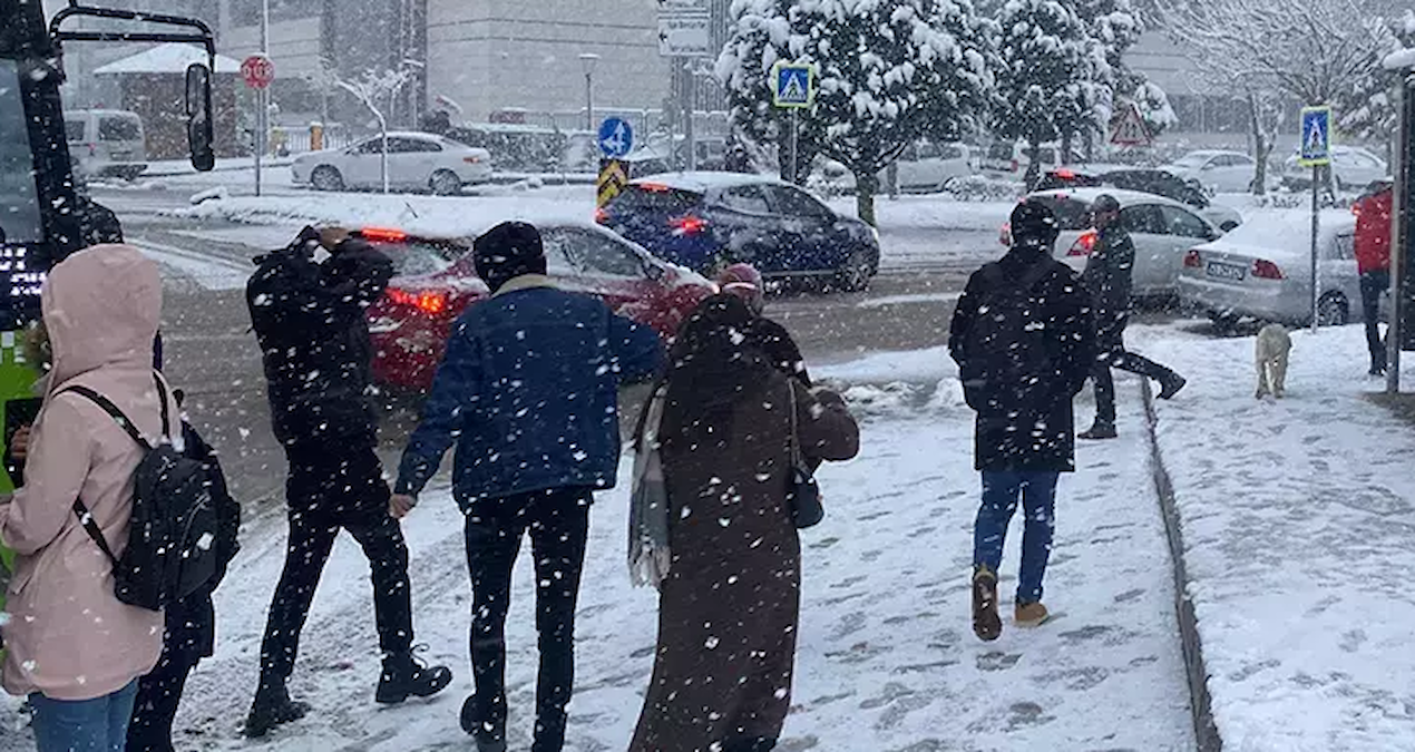 Meteoroloji peş peşe uyarmıştı: İstanbul’un bazı bölgeleri beyaza büründü