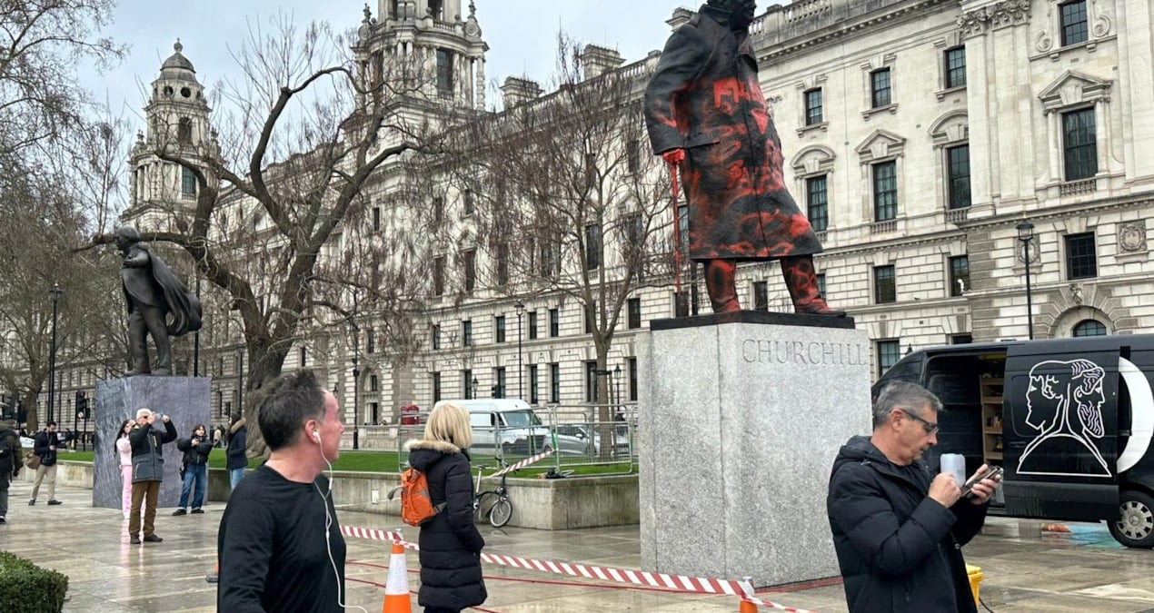 Bu protesto İngiliz’leri ayağa kaldırdı: Churchill heykelini boyadılar