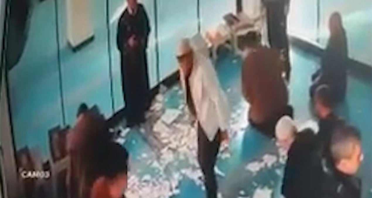 Camide korku dolu anlar! Namazı bırakıp dışarı kaçtılar