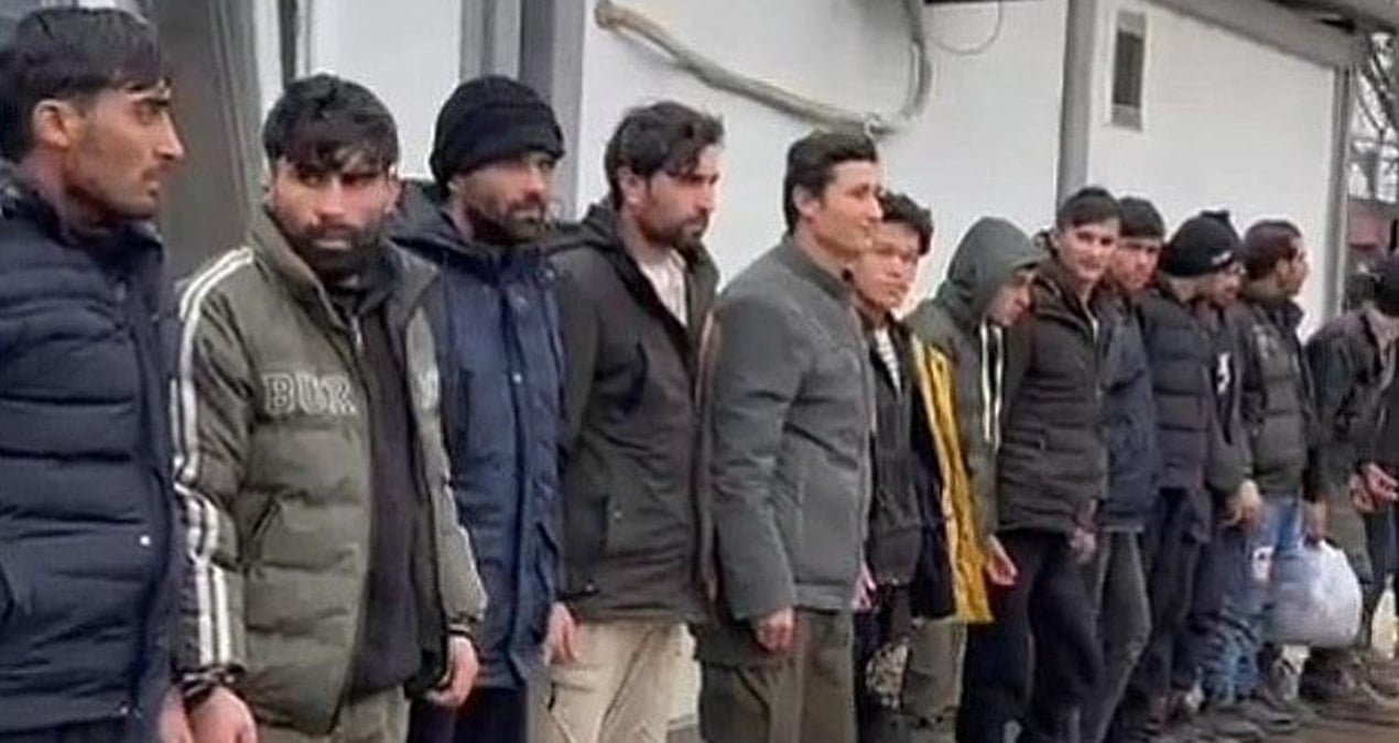 Kamyonetin kasasından dehşet çıktı: 20 göçmen kapalı kasada yakalandı