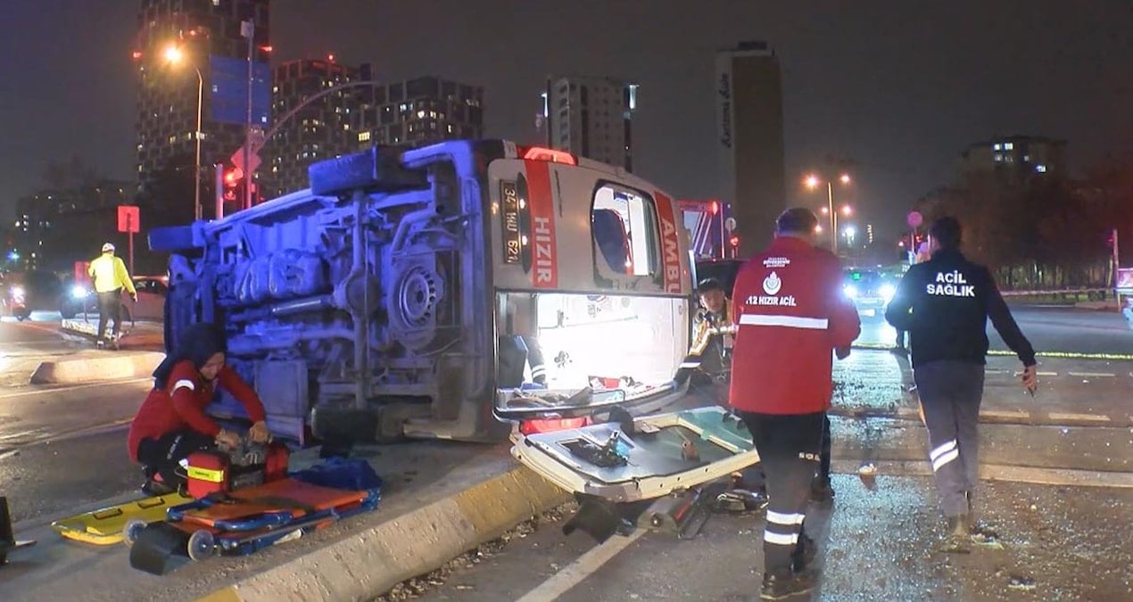 Kartal’da ambulans ile cip kafa kafaya çarpıştı
