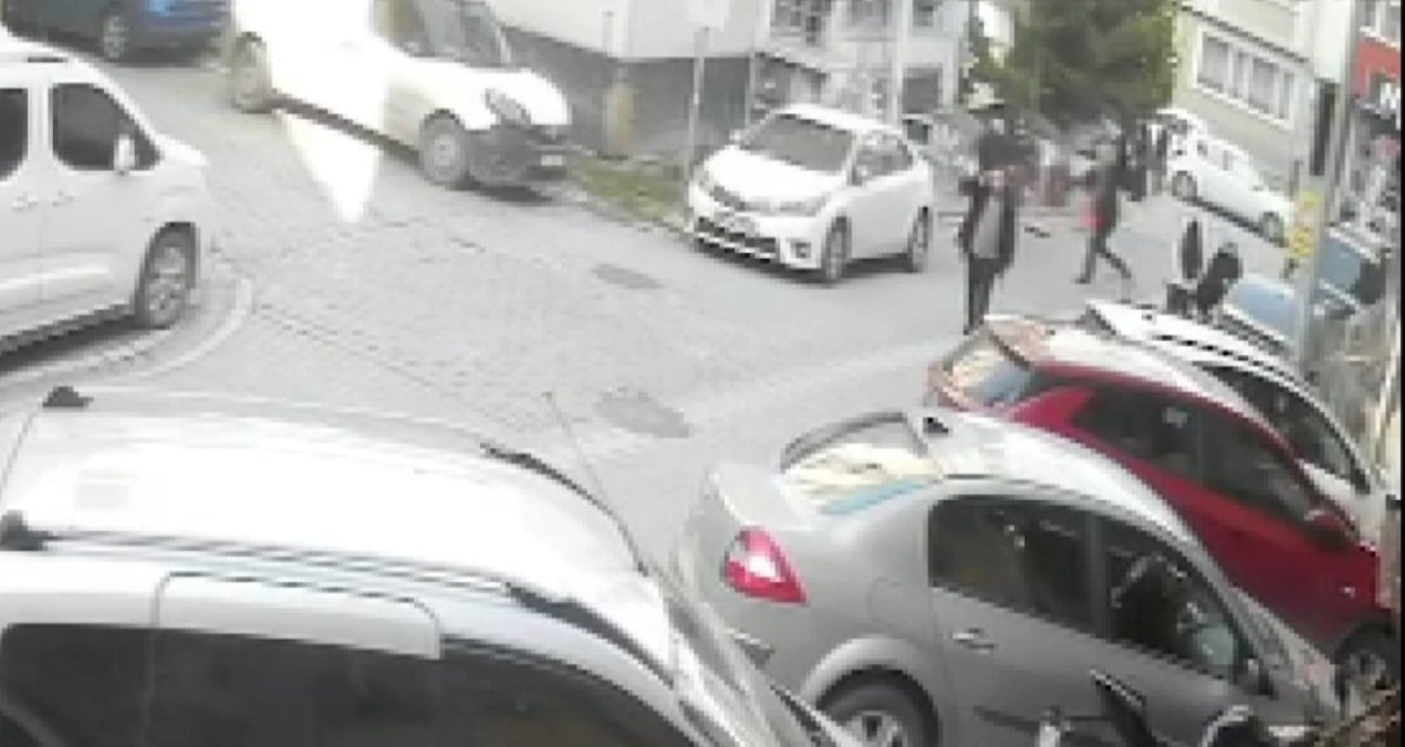 Bir yıldır tehdit ettiği yaşlı çifti sokak ortasında sopayla dövdü!