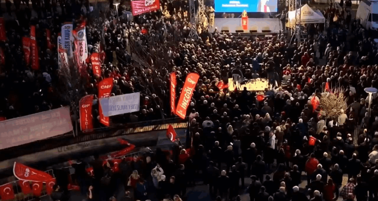 Bursalılar Bozbey nöbeti: Belediyeye akın ettiler